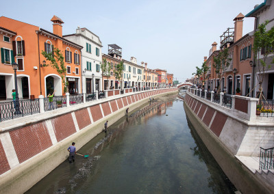 Workers drain a canal in the Florentia Village shopping mall. - Tianjin